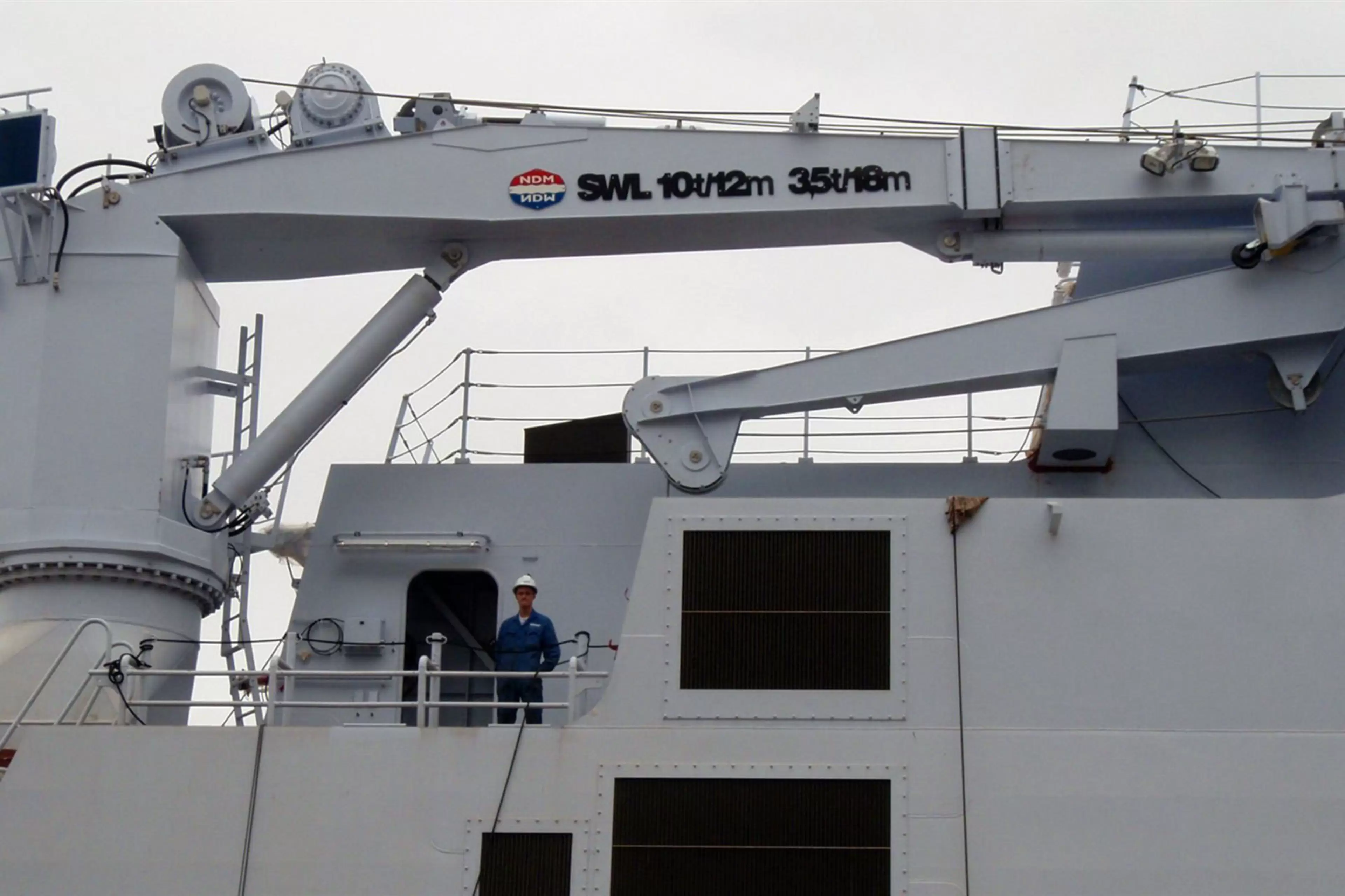 Figuur 13. Knuckleboom-kraan op een marineschip (bron: Palfinger Marine)